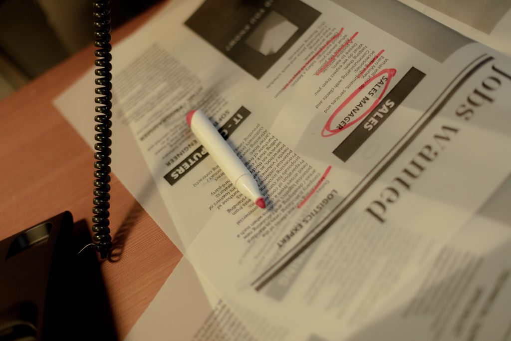 What are the red flags to watch out for in DM job listings?